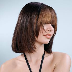 Modelo con cabello efecto espejo