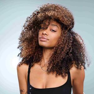 Modelo cabello rizado