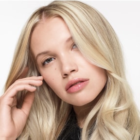 Mujer con cabello rubio claro tinturado