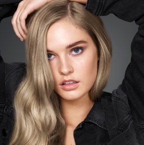 Mujer con cabello rubio tinturado