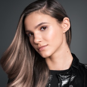 Mujer con cabello largo tinturado