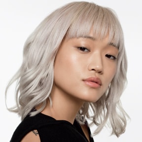 Mujer con cabello tinturado blanco