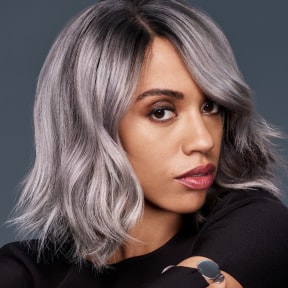 Mujer con cabello tinturado gris