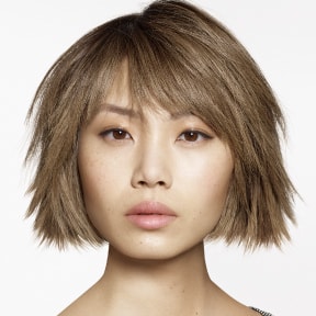 Mujer con cabello corto tinturado